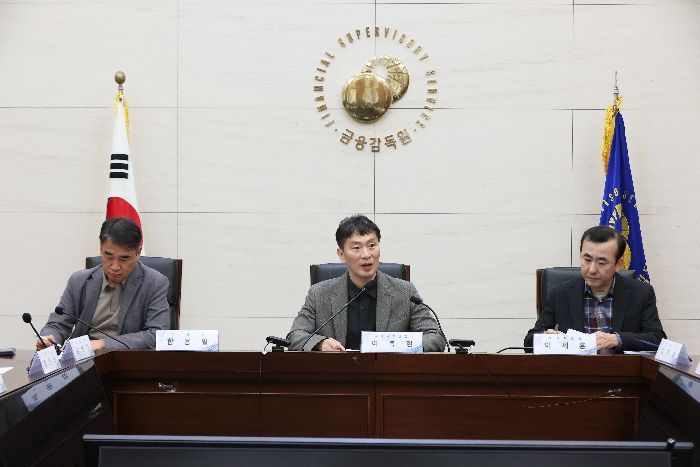 '尹탄핵' 이복현 첫 긴급 점검회의…"16일 시장 개장 대비, 전사 위험 관리 태세"