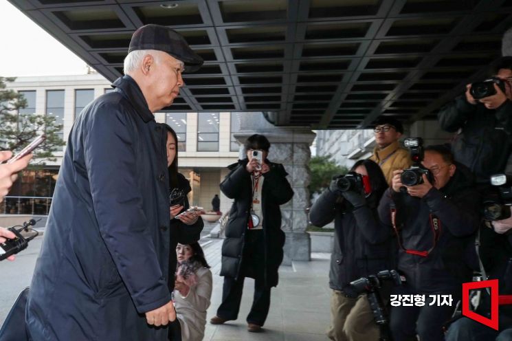 [포토] 헌법재판소 들어서는 정형식 헌법재판관