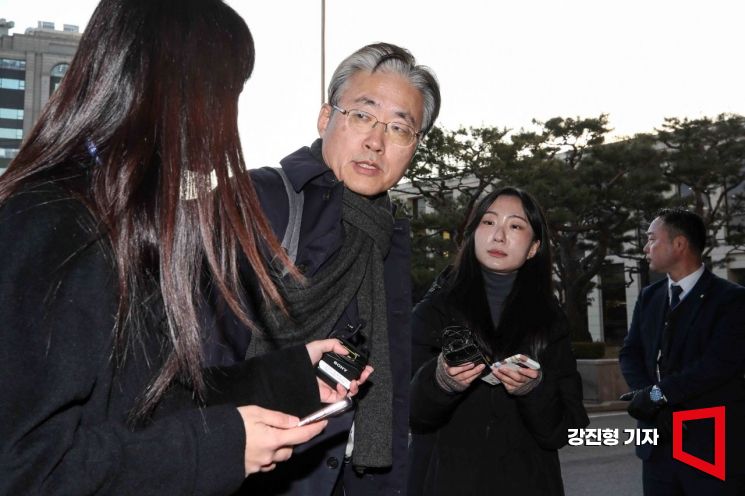 [포토] 헌법재판소 들어서는 김형두 헌법재판관