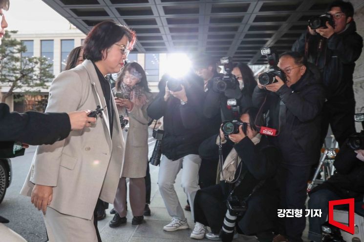 [포토] 헌법재판소 들어서는 김복형 헌법재판관