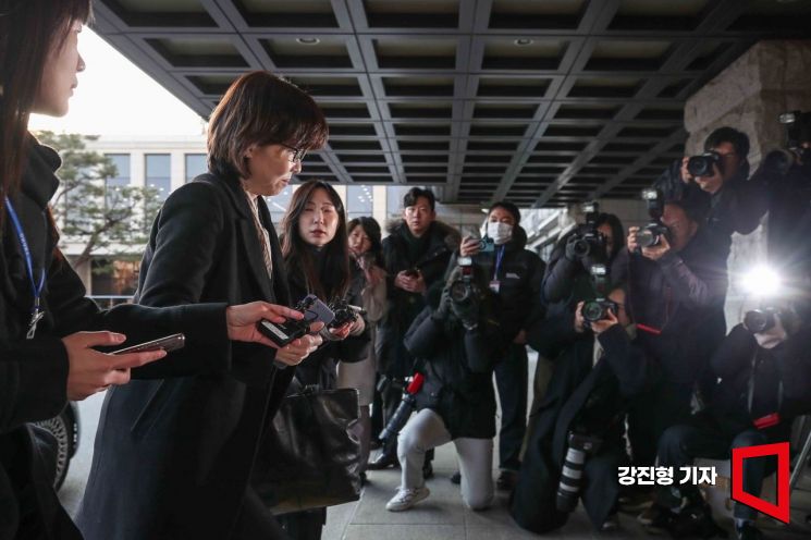 [포토] 헌법재판소 들어서는 이미선 헌법재판관