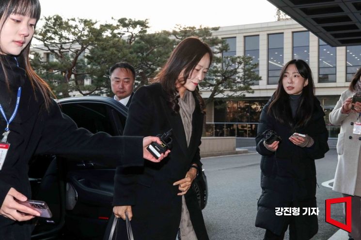 [포토] 헌법재판소 들어서는 정정미 헌법재판관