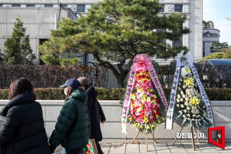 [포토] 헌법재판소 앞에 놓인 대통령 탄핵 찬반 화환