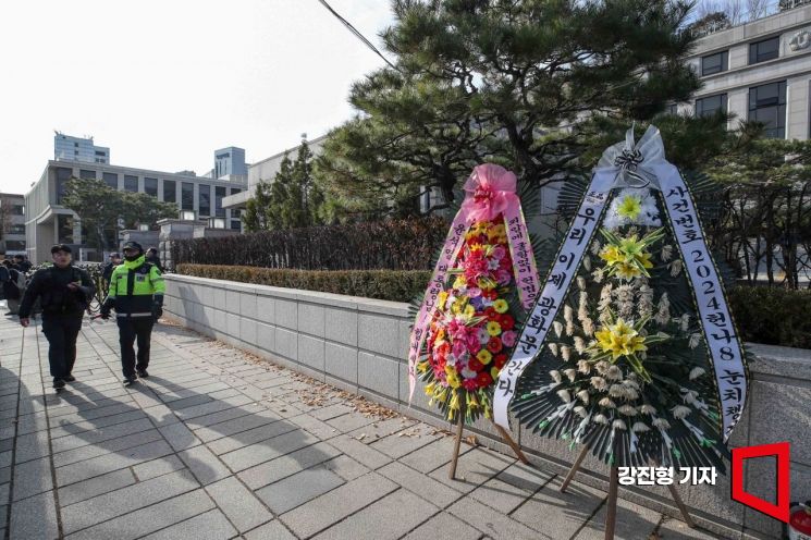 [포토] 헌법재판소 앞에 나란히 놓인 대통령 탄핵 찬반 화환