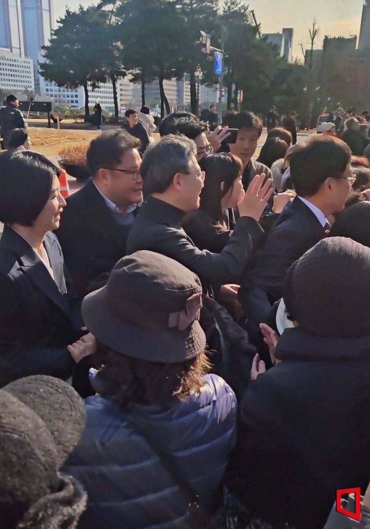 [현장]당대표 사퇴 한동훈, 지지자 향해 "난 포기하지 않는다"