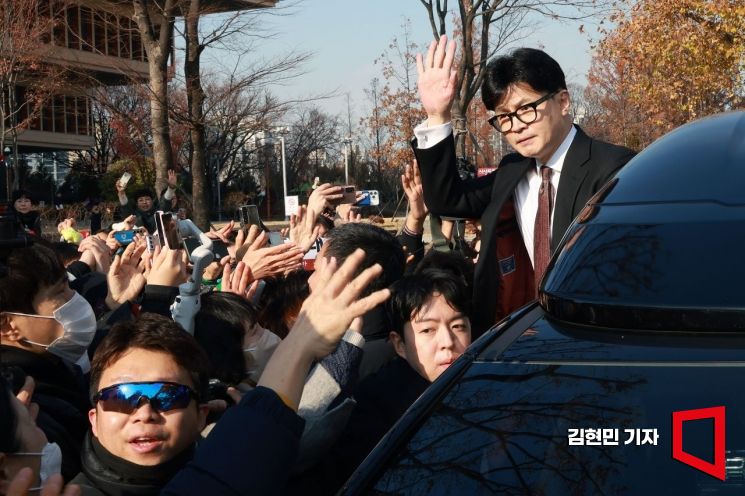 [포토] 한동훈 “당대표직 내려 놓는다…‘계엄 사태’ 국민께 죄송”