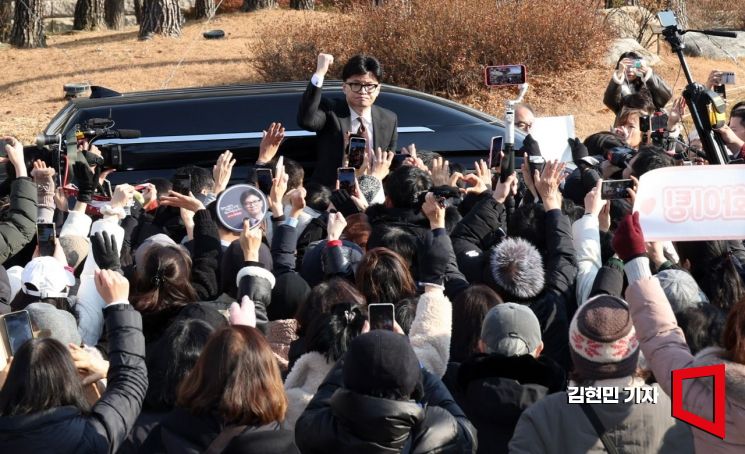 [현장]당대표 사퇴 한동훈, 지지자 향해 "난 포기하지 않는다"