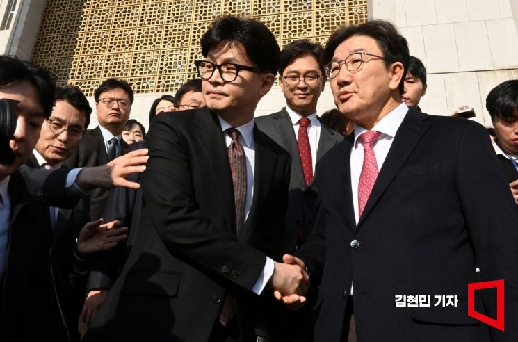 [현장]당대표 사퇴 한동훈, 지지자 향해 "난 포기하지 않는다"