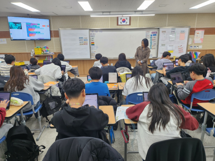 양주시가 관내 율빛초등학교 5학년 및 6학년 학생을 대상으로 한국경제신문사와 KT에서 개발하고 운영하는 민간 자격 AI 자격증인 ‘AICE(AI Certificate for Everyone) FUTURE 3급 자격증 취득 교육’을 진행하고 있다. 양주시 제공