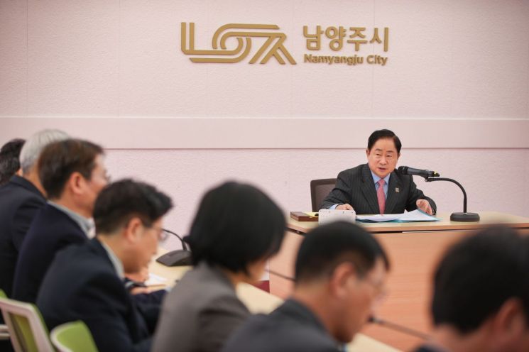 주광덕 남양주시장이 16일 부시장, 실국단소장 등 주요 간부 공무원들이 참석한 가운데 긴급 현안 점검 회의를 진행하고 있다. 남양주시 제공
