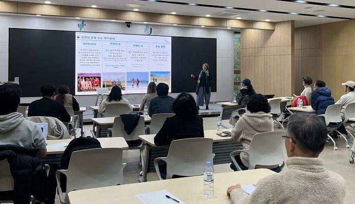[릴레이 명사 특강을 진행하는 제주올레 안은주 대표(제공-제주지역혁신플랫폼)]