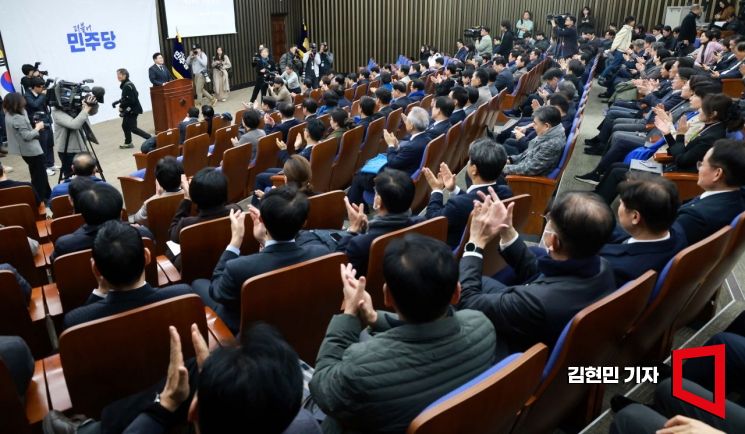 [포토] 보좌진·언론인 향해 박수 보내는 민주당