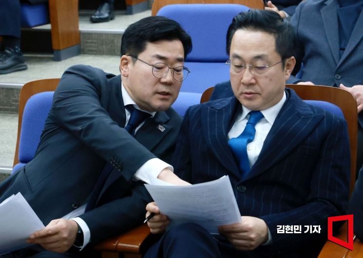 [포토] 대화하는 박찬대-박성준