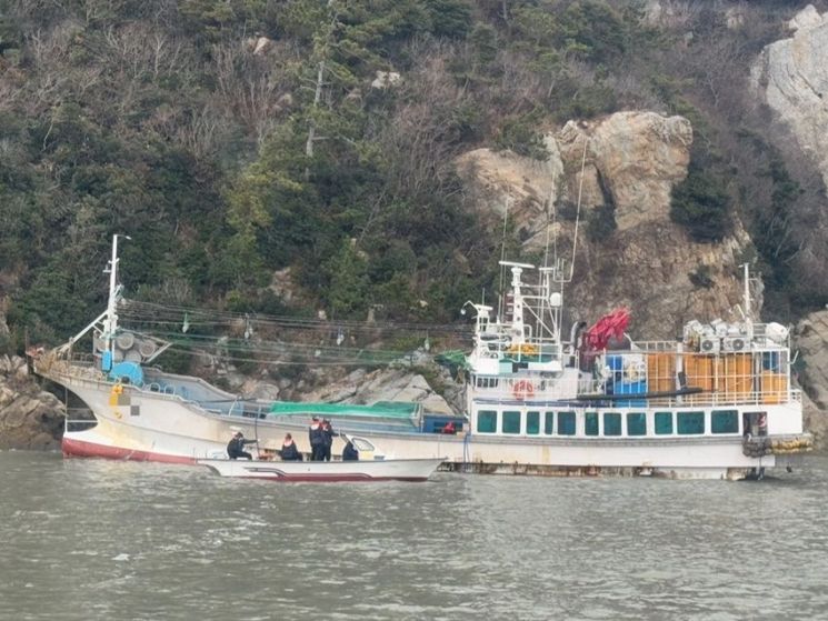 목포해경, 진도 해상 좌초 어선 승선원 전원 구조