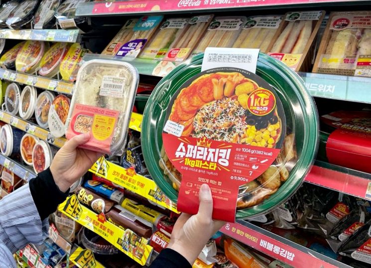 1㎏ 파스타·19㎝ 햄버거 나온다…CU, '슈퍼 라지킹' 3탄 출시