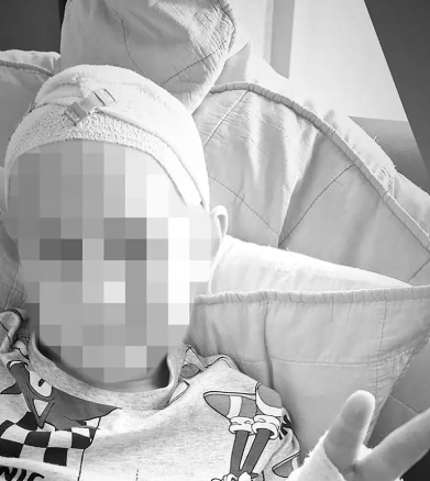 부부가 아이를 암 환자처럼 꾸며 놓은 사진. 호주 뉴스닷컴 보도화면