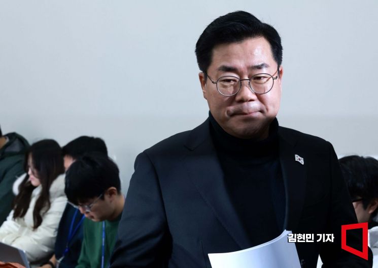 [포토] 회의장 들어서는 박찬대