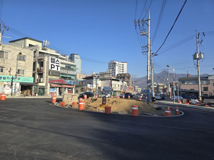 양평대교 북단 회전교차로 설치 공사 현장. 양평군 제공