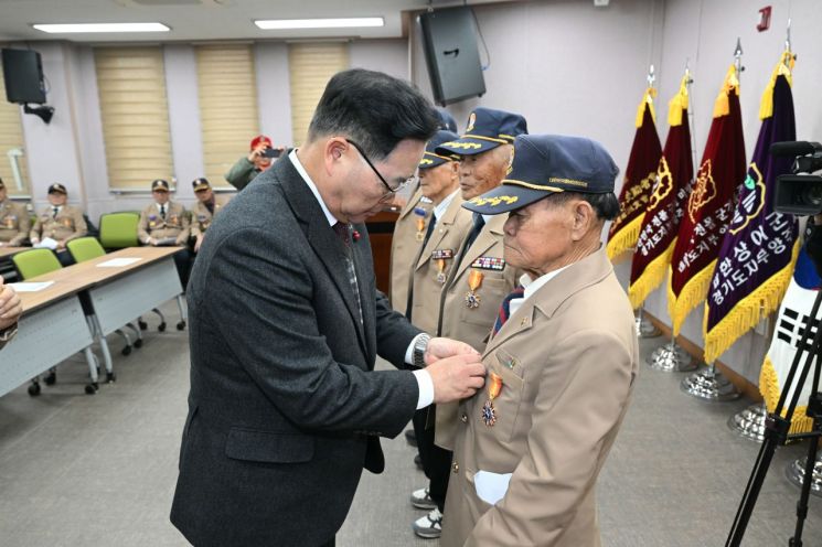 강수현 양주시장이 17일 오전 관내 양주시 보훈회관 5층 대회의실에서 개최된 ‘월남전참전자회 영웅제복 착복식’를 진행하고 있다. 양주시 제공