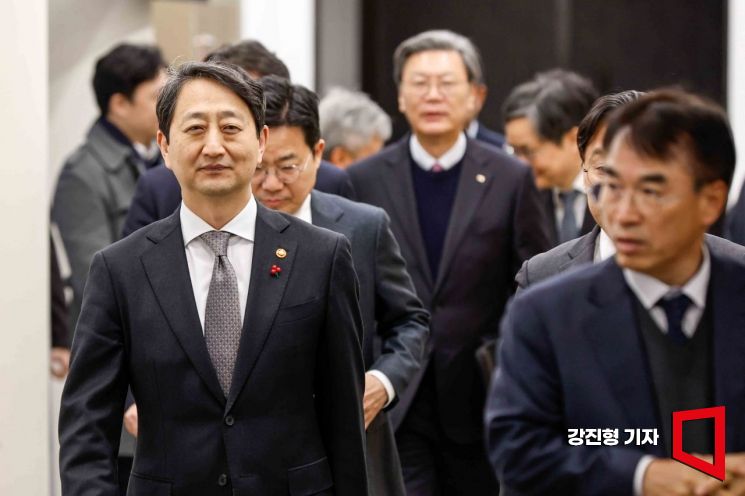 [포토] 실물경제 비상전략회의 참석한 안덕근 산업부 장관