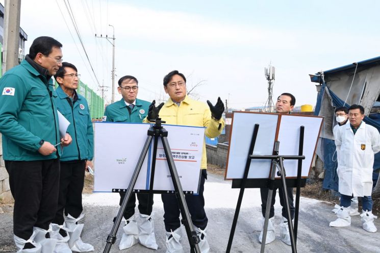 지난 16일 양주시 양돈농가에서 경기도 내 올해 세 번째 아프리카돼지열병이 발생한 가운데 오후석 행정2부지사가 17일 발생 농가 통제초소를 방문해 방역 현장을 긴급 점검하고 있다. 경기도 제공