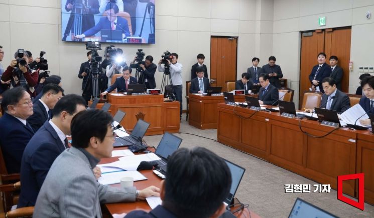 17일 국회에서 열린 기획재정위원회 전체회의에서 송언석 위원장이 의사봉을 두드리고 있다. 김현민 기자
