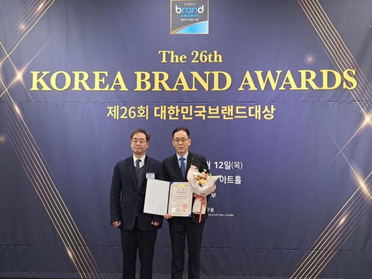 제주삼다수가 지난 12일 열린 '제26회 대한민국 브랜드 대상'에서 최고 영예인 대통령상을 수상했다. 제주개발공사 제공