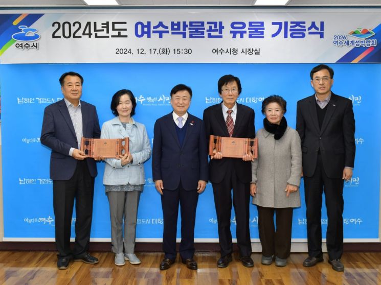 여수시(시장 정기명)가 17일 시장실에서 여수박물관 전시유물 확보와 연계한 유물 기증식을 가졌다고 밝혔다. (사진 왼쪽 두 번째부터 최미란 씨, 정기명 여수시장, 황승원 씨). 여수시 제공