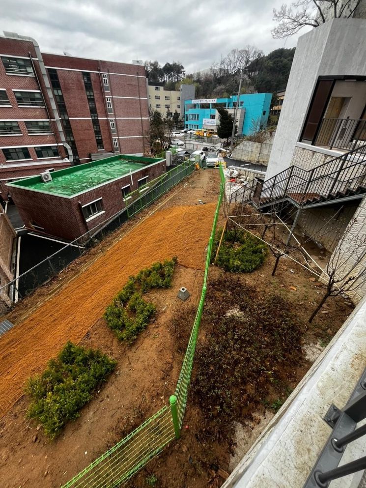 용인 동천3지구 도시개발사업에 따른 공공기여로 지어지고 있는 '동천청소년문화의집' 건설 현장 주변 전경. 당초 준공 일정을 2년4개월이나 넘겼지만 아직 공사가 마무리되지 못한 상태다. 용인시 제공