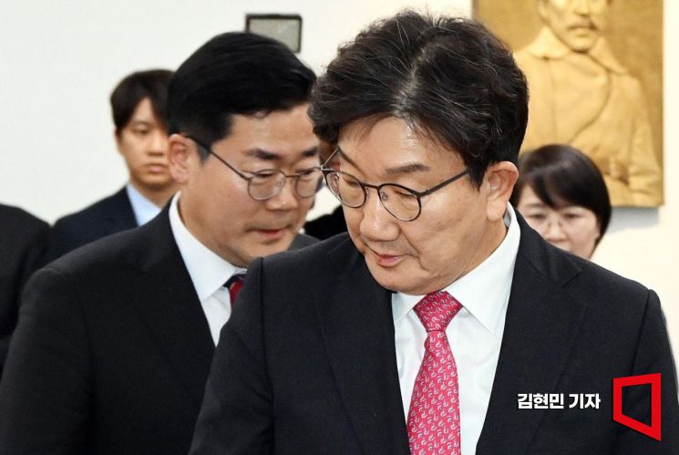 [포토] 여야 원내대표 회동 참석하는 권성동-박찬대 