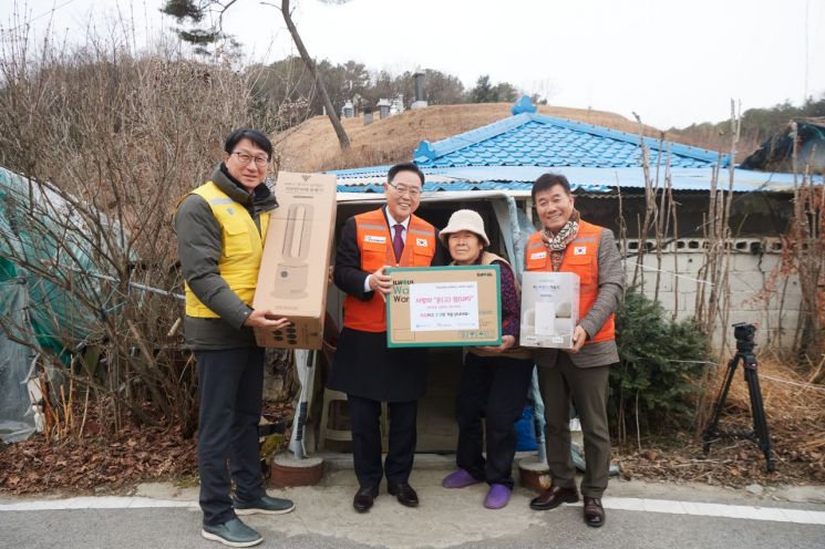 강수현 양주시자원봉사센터 이사장이  오완석 GH경기주택도시공사 균형발전처본부장과 ‘사랑의 온(溫) 업(UP)’ 방한용품세트 기부식을 지난 16일 양주시청에서 진행하고 있다. 양주시 제공