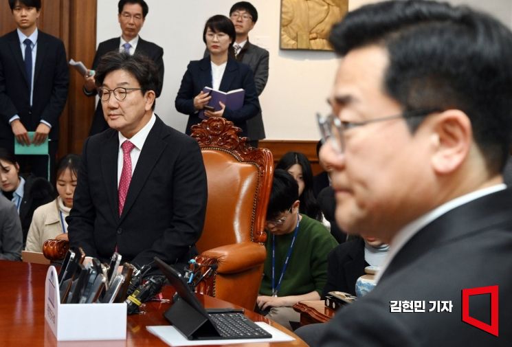 [포토] 권성동·박찬대, 첫 만남서 신경전…"내란 수괴" "예의 아냐"