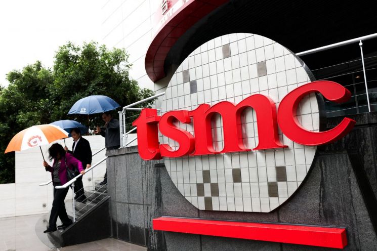 TSMC 회장, 세계 최고 부자와 대화 공개 "미래는 車 아닌 다기능 로봇"