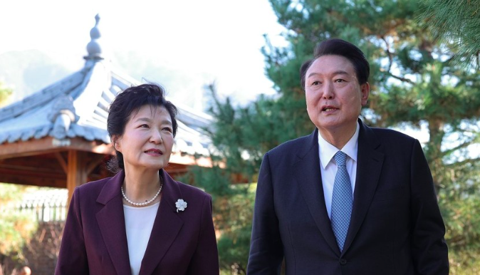 박근혜 전 대통령(왼쪽)과 윤석열 대통령. 연합뉴스