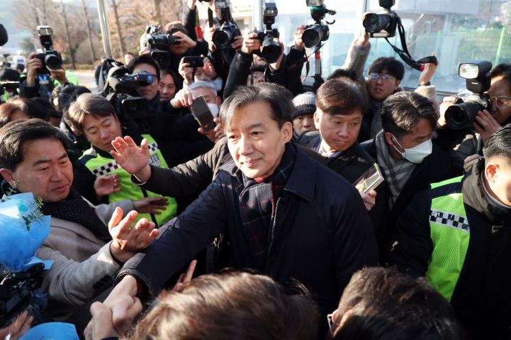 자녀 입시 비리와 청와대 감찰 무마 등 혐의로 기소돼 징역 2년 형이 확정된 조국혁신당 조국 전 대표가 16일 오전 경기도 의왕 서울구치소로 향하고 있다. 연합뉴스