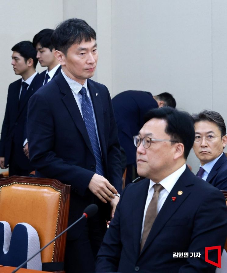 이복현 금감원장이 18일 국회 정무위원회에서 열린 금융당국에 대한 긴급 현안질의에 참석하고 있다. 오른쪽은 김병환 금융위원장. 김현민 기자