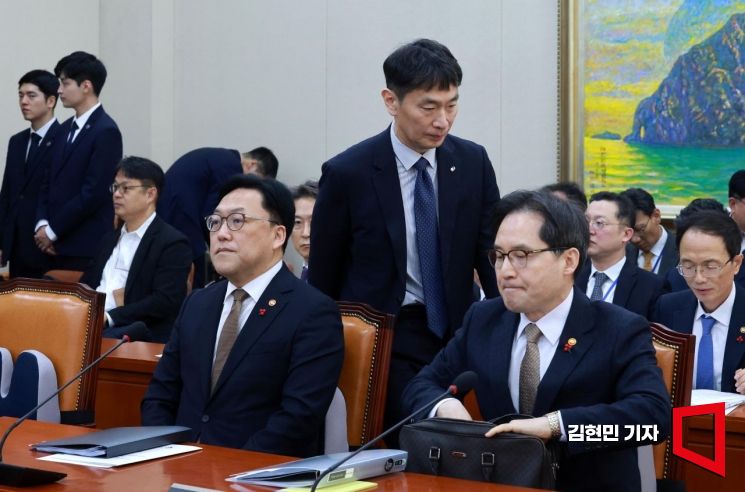[포토] 김병환·이복현 "비상계엄 많이 놀랐다…있어선 안 될 일"
