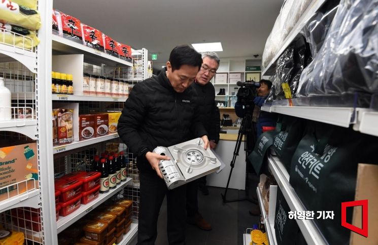 지난해 오세훈 서울시장이 종로구 돈의동 쪽방촌 온기창고를 찾아 물품을 점검하는 모습. 아시아경제 DB