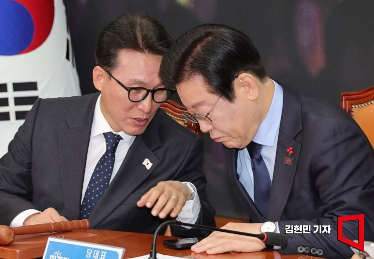 [포토] 대화하는 이재명-김민석