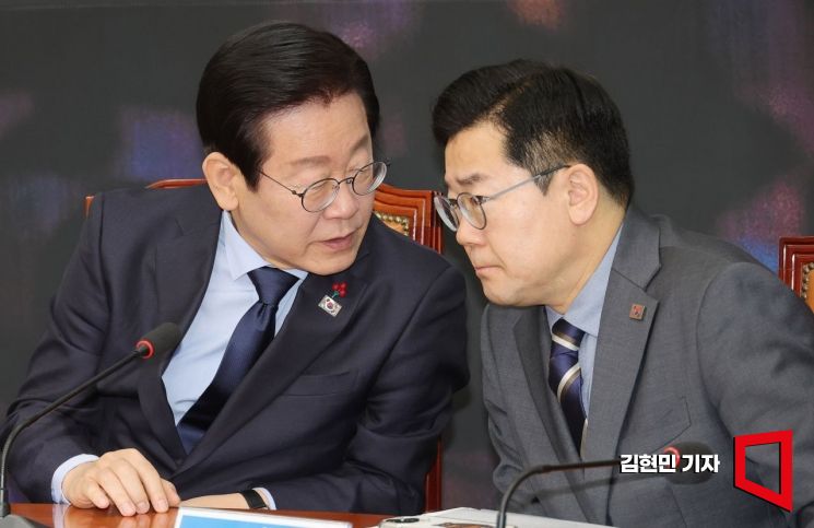[포토] 대화 나누는 민주당 대표들