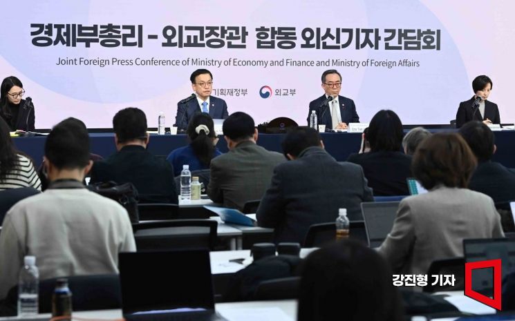 [포토] 경제부총리-외교장관 합동 외신기자 간담회 개최