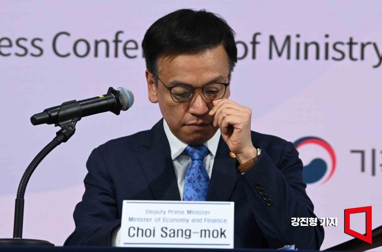 [포토] 외신기자간담회 준비하는 최상목 경제부총리