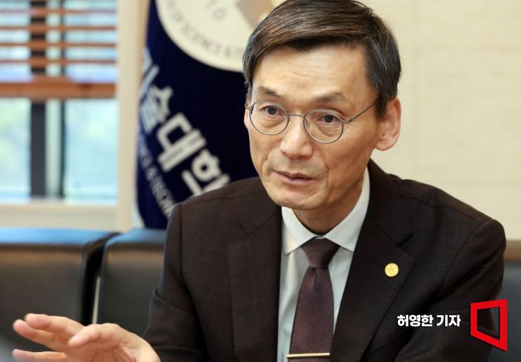 김동환 서울과학기술대학교 총장이 서울 노원구의 대학본부 집무실에서 아시아경제와 인터뷰하고 있다. 허영한 기자