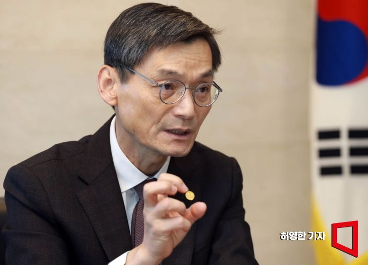 김동환 서울과학기술대학교 총장이 서울 노원구의 대학본부 집무실에서 아시아경제와 인터뷰하고 있다. 허영한 기자