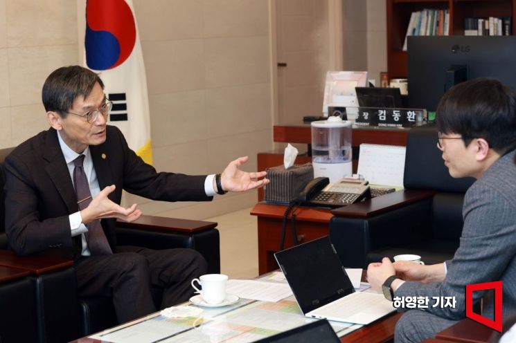 김동환 서울과학기술대학교 총장이 서울 노원구 대학본부 집무실에서 아시아경제 류정민 사회부장과 인터뷰하고 있다. 허영한 기자