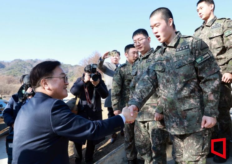 [포토] 장병들 격려하는 우원식 의장