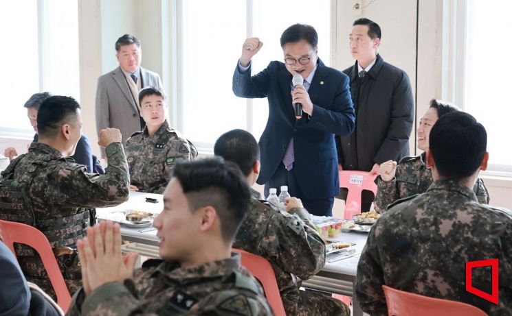 [포토] 파이팅 외치는 우원식 국회의장