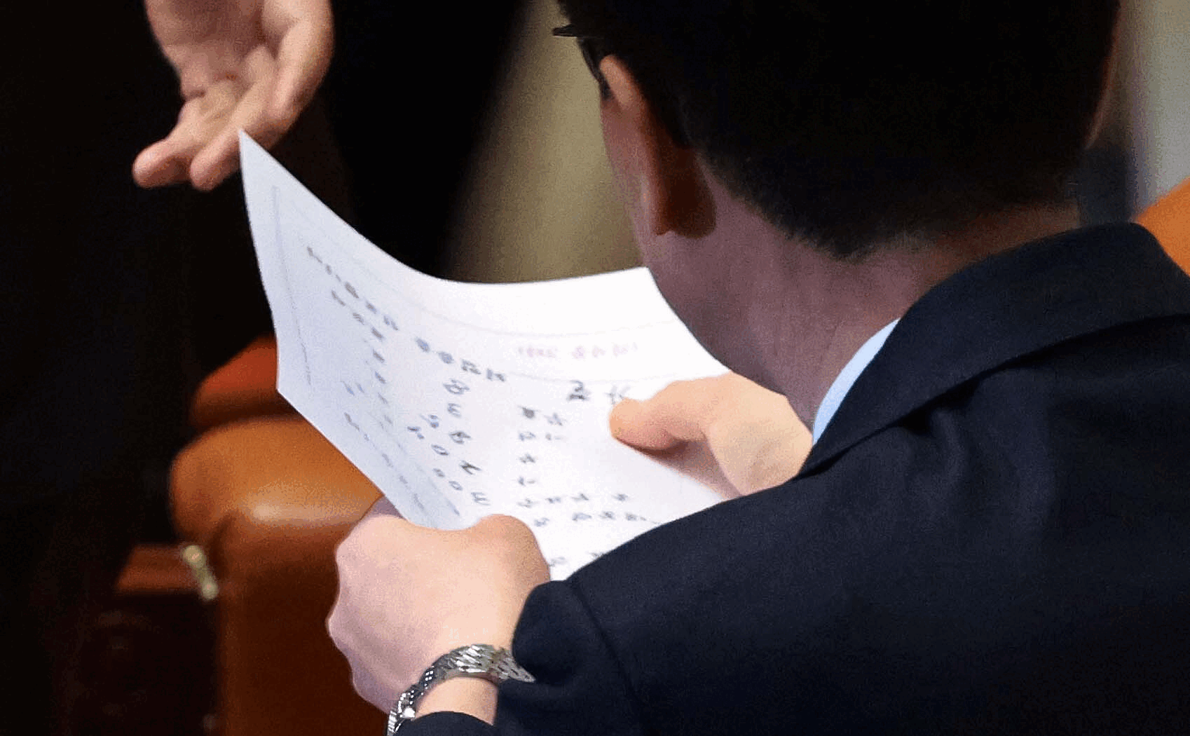 역사적인 윤석열 대통령 탄핵소추안의 투표 결과가 14일 14일 국회에서 열린 제419회 국회(임시회) 제4차 본회의에서 국회 직원들의 손을 거쳐 우원식 국회의장의 결과 발표로 이어지고 있다.     김현민 기자