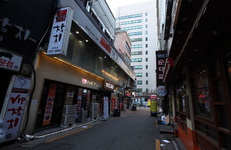 지난 16일 오후 서울 종로의 음식점 밀집 거리의 한 상점에 송년회 예약 안내문이 붙어 있다. 이날 중소기업중앙회 조사에 따르면 지난 3일부터 시작된 비상계엄·탄핵 사태로 외식과 숙박업자 두 명 중 한 명이 직간접적인 피해를 봤다는 결과가 나왔다. 연합뉴스