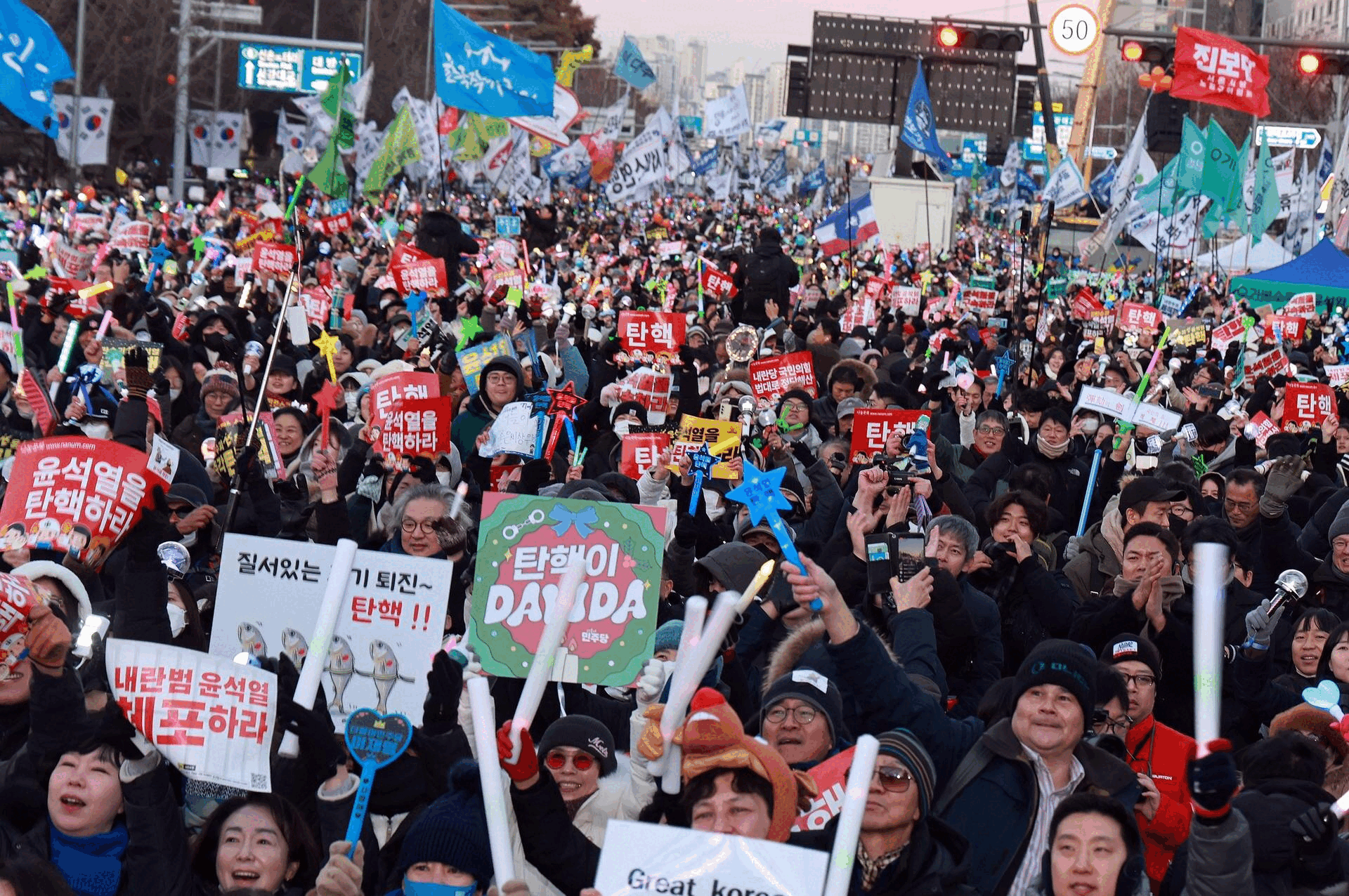 윤석열 대통령 대한 2차 탄핵 표결에서 탄핵소추안이 가결된 후 서울 여의도 국회의사당 앞에 운집한 집회 참가자들이 환호하며 춤을 추고 있다.   허영한 기자